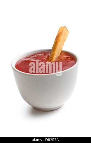 Ketchup nella ciotola con una french fries su sfondo bianco Foto Stock