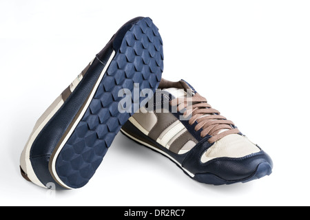 Athletic uomo le scarpe di isolati su sfondo bianco Foto Stock