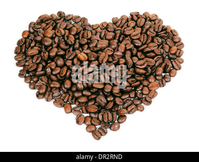 A forma di cuore creato con i chicchi di caffè su sfondo bianco Foto Stock