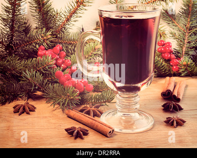 Caldo vin brulé versata in un bicchiere di vetro Foto Stock