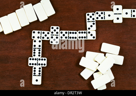 Vista superiore del domino gioca su un tavolo di legno Foto Stock