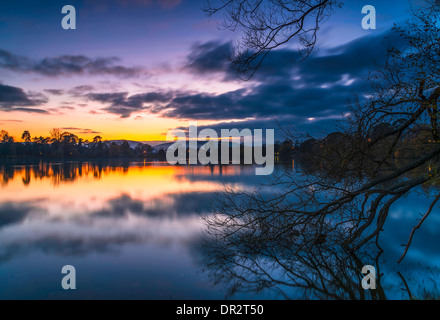 Vista di un tramonto al lago Heath in Petersfield, Hampshire, Regno Unito Foto Stock