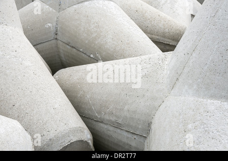 Struttura di frangionde tetrapod nei dettagli con blocchi in calcestruzzo per la protezione del litorale del mare dalle alte maree e tempeste Foto Stock