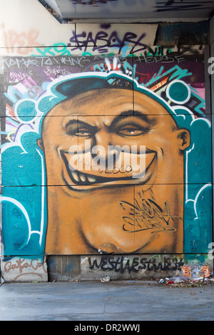 Graffiti su una parete di ponte a Siviglia in Spagna. Foto Stock