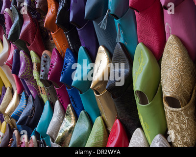 In cuoio colorato pantofole sul display al di fuori di un Marocchino shop Foto Stock