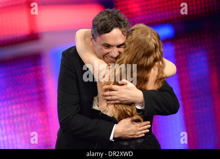 Monaco di Baviera, Germania. Xvii gen, 2014. L'attrice Brigitte Hobmeier riceve il Bavarian Film Prize per la migliore attrice nel film 'Ende der Schonzeit' dal teatro intendente e direttore Stueckl cristiana a Monaco di Baviera, Germania, 17 gennaio 2014. Foto: TOBIAS HASE/dpa/Alamy Live News Foto Stock