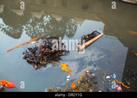 Il fiume Bagmati (Cerimonia di cremazione) a Kathmandu, Nepal. Foto Stock