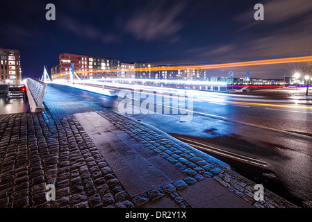 Quartiere residenziale con canali in barca e parcheggi in Copenhagen Foto Stock