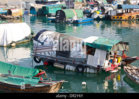 Sampans cinese & case galleggianti in Causeway Bay Typhoon Shelter. Foto Stock
