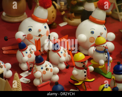 Berlino, Germania - 21 dicembre 2013: pupazzi di neve figurine in offerta a uno stallo al mercatino di Natale di Alexanderplatz di Berlino. Foto Stock
