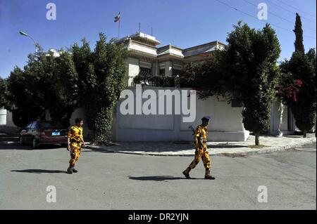 Sanna, Yemen. 18 gennaio, 2014. Soldati yemenita guardia di fronte all'ambasciatore iraniano residence a Sanaa, capitale dello Yemen, a gennaio 18, 2014. Un diplomatico iraniano è morto sabato dopo che egli è stato seriamente ferito in un drive-by riprese in capitale yemenita di Sanaa, un ministero dell interno ufficiale Xinhua ha detto. Credito: Mohammed Mohammed/Xinhua/Alamy Live News Foto Stock