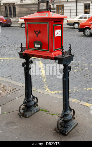 Rosso La casella postale per la nazionale e internazionale post, il quartiere del Castello, Budapest, Ungheria, l'Europa. Foto Stock
