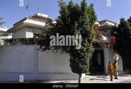 Sanna, Yemen. 18 gennaio, 2014. Soldati yemenita guardia di fronte all'ambasciatore iraniano residence a Sanaa, capitale dello Yemen, a gennaio 18, 2014. Un diplomatico iraniano è morto sabato dopo che egli è stato seriamente ferito in un drive-by riprese in capitale yemenita di Sanaa, un ministero dell interno ufficiale Xinhua ha detto. Credito: Mohammed Mohammed/Xinhua/Alamy Live News Foto Stock