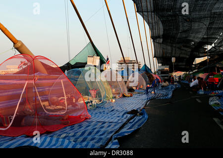 Bangkok, Thailandia . 18 gennaio, 2014. Uno dei più singolari della protesta 7 posizione è su Rama VIII ponte che attraversa il Fiume Chaophraya. Normalmente riempito con il traffico è stato convertito in campeggio con fantastici panorami e intrattenimento dal vivo. Decine di migliaia di manifestanti hanno sconvolto il traffico presso i principali incroci e hanno marciato su uffici governativi in Thailandia del grande e frenetica città capitale di questa settimana. La protesta, soprannominato "Bangkok Shutdown" aveva cominciato lunedì 13 gennaio senza un grave incidente. Credito: Igor Prahin/Alamy Live News Foto Stock