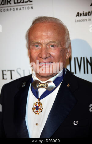 Los Angeles, Stati Uniti d'America. Xvii gen, 2014. Buzz Aldrin assiste l'undicesima edizione del Living Legends of Aviation Awards presso il Beverly Hilton Hotel di Los Angeles, Stati Uniti d'America, 17 gennaio 2014. Foto: HUBERT BOESL/dpa/Alamy Live News Foto Stock