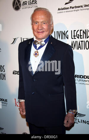 Los Angeles, Stati Uniti d'America. Xvii gen, 2014. Buzz Aldrin assiste l'undicesima edizione del Living Legends of Aviation Awards presso il Beverly Hilton Hotel di Los Angeles, Stati Uniti d'America, 17 gennaio 2014. Foto: HUBERT BOESL/dpa/Alamy Live News Foto Stock