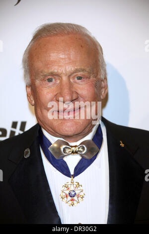 Los Angeles, Stati Uniti d'America. Xvii gen, 2014. Buzz Aldrin assiste l'undicesima edizione del Living Legends of Aviation Awards presso il Beverly Hilton Hotel di Los Angeles, Stati Uniti d'America, 17 gennaio 2014. Foto: HUBERT BOESL/dpa/Alamy Live News Foto Stock