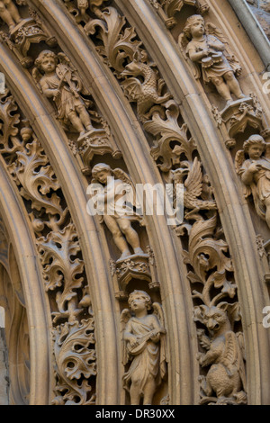Sculture intricate intorno all'entrata Immacolata Concezione Chiesa, Farm Street, Mayfair, Londra Foto Stock