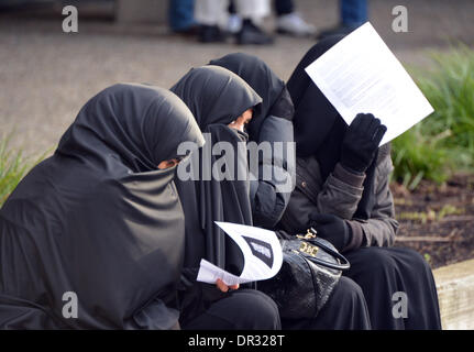 Pforzheim, Germania). 18 gennaio, 2014. Donne velate assistere ad un rally del predicatore islamista Pierre Vogel nella piazza del mercato di Pforzheim, Germania, 18 gennaio 2014. I seguaci del movimento di Salafist sono raccolti per un rally. Le forze di polizia fissata la piazza del mercato. Foto: ULI DECK/dpa/Alamy Live News Foto Stock