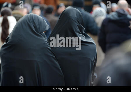 Pforzheim, Germania). 18 gennaio, 2014. Donne velate assistere ad un rally del predicatore islamista Pierre Vogel nella piazza del mercato di Pforzheim, Germania, 18 gennaio 2014. I seguaci del movimento di Salafist sono raccolti per un rally. Le forze di polizia fissata la piazza del mercato. Foto: ULI DECK/dpa/Alamy Live News Foto Stock