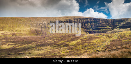 Grandi corrie erosa da un ghiacciaio durante l'Ice Age, al di sopra del Lough Muskry, Galty Mountains, nella contea di Tipperary, Irlanda Foto Stock