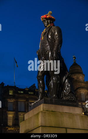 La statua di Robert Burns poeta Scozzese in George Square Glasgow vestito per le ustioni annuale celebrazione della notte in gennaio Foto Stock