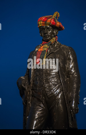 La statua di Robert Burns poeta Scozzese in George Square Glasgow vestito per le ustioni annuale celebrazione della notte in gennaio Foto Stock
