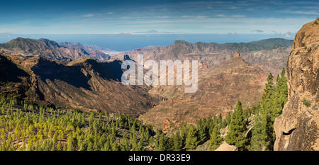 Visualizza in basso il Barranco de Tejeda, con Roque Bentayga e Vulcano Teide, Tenerife, nella distanza dal Roque Nublo altopiano Foto Stock