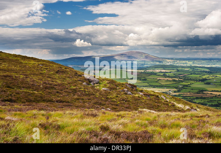 Vista attraverso il Golden Vale di Tipperary verso Slievenamon, dal gap, Nièvre Valley, Comeragh montagne, Waterford Foto Stock