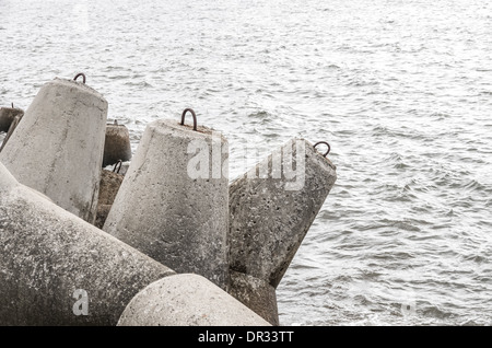 Mare tetrapod frangiflutti con blocchi in calcestruzzo per embankment protezione dalle alte maree e tempeste Foto Stock