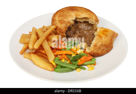 Bistecca di chip grafico a torta e verdure miste su una piastra isolata contro bianco Foto Stock