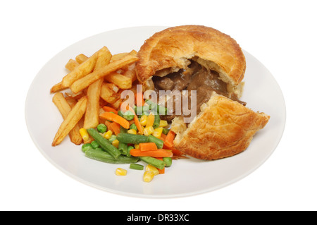 Torta a base di carne le patatine e verdure miste su una piastra isolata contro bianco Foto Stock