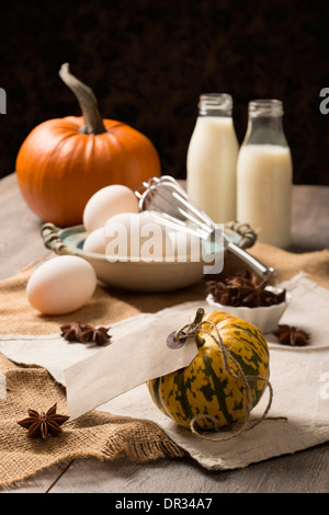 Tabella di ringraziamento con gli ingredienti per la torta di zucca Foto Stock