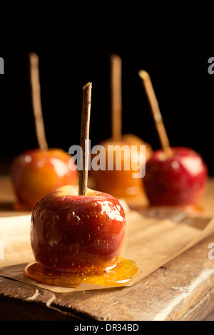 Close up toffee mele sulla scheda rustico Foto Stock