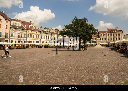 Marketplace in Rzeszow piena di pub e ristoranti, Rzeszow Polonia Foto Stock