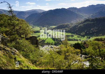 Vista verso sud attraverso Borowdale dall'alto della rupe del castello. Cumbria, nel distretto del lago, UK. Ottobre. Foto Stock