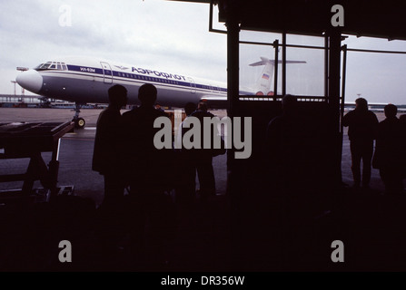 Aeroflot attendere i passeggeri a bordo di un'era sovietica Ilyushin Il-62M aereo di linea a Izhevsk aeroporto in Russia. Foto Stock