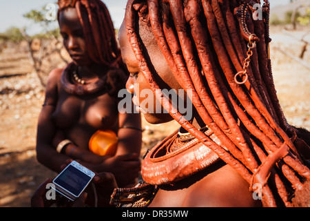 Close up di Himba donna guardando una foto su una fotocamera digitale Foto Stock