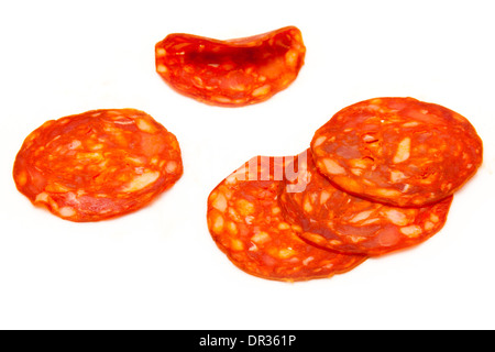 Spagnolo a fette il salame chorizo isolato su un bianco di sfondo per studio. Foto Stock