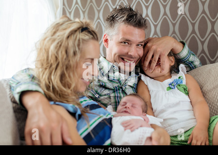 Famiglia sciocco che agisce sul lettino Foto Stock