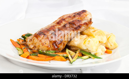 Lombo di maiale fine con rotoli di patate e guarnire vegetale Foto Stock