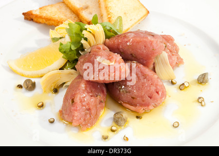 Bistecca di vitello Tartaro con Artychoke e capperi Foto Stock