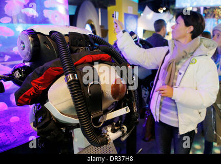 Vancouver, Canada. 18 gennaio, 2014. Un visitatore photographes uno stand la visualizzazione delle più recenti attrezzature di immersione durante i subacquei' evento di fine settimana a Vancouver in Canada, Gennaio 18, 2014. Il Vancouver Aquarium ha ospitato il suo quindicesimo Divers' Weekend, un evento annuale per la presentazione di varie attrezzature subacquee e fornendo i seminari per i visitatori a conoscere le immersioni. © Liang Sen/Xinhua/Alamy Live News Foto Stock