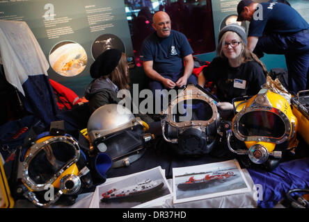 Vancouver, Canada. 18 gennaio, 2014. Diverse attrezzature subacquee sono visti durante i subacquei' evento di fine settimana a Vancouver in Canada, Gennaio 18, 2014. Il Vancouver Aquarium ha ospitato il suo quindicesimo Divers' Weekend, un evento annuale per la presentazione di varie attrezzature subacquee e fornendo i seminari per i visitatori a conoscere le immersioni. © Liang Sen/Xinhua/Alamy Live News Foto Stock