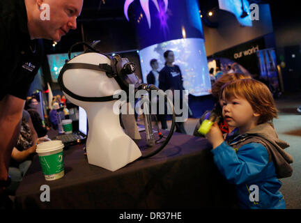 Vancouver, Canada. 18 gennaio, 2014. Un bambino guarda una maschera subacquea durante i subacquei' evento di fine settimana a Vancouver in Canada, Gennaio 18, 2014. Il Vancouver Aquarium ha ospitato il suo quindicesimo Divers' Weekend, un evento annuale per la presentazione di varie attrezzature subacquee e fornendo i seminari per i visitatori a conoscere le immersioni. © Liang Sen/Xinhua/Alamy Live News Foto Stock