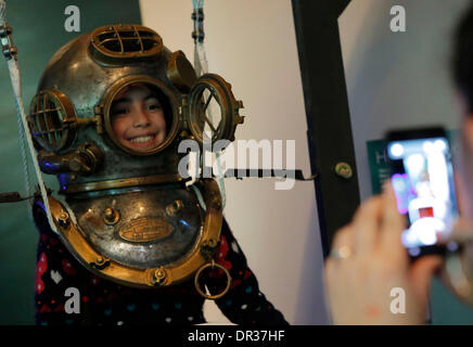 Vancouver, Canada. 18 gennaio, 2014. Una ragazza che indossa un casco di immersioni in posa per una foto durante la Divers' evento di fine settimana a Vancouver in Canada, Gennaio 18, 2014. Il Vancouver Aquarium ha ospitato il suo quindicesimo Divers' Weekend, un evento annuale per la presentazione di varie attrezzature subacquee e fornendo i seminari per i visitatori a conoscere le immersioni. © Liang Sen/Xinhua/Alamy Live News Foto Stock