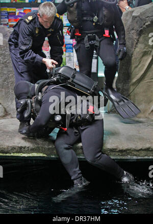 Vancouver, Canada. 18 gennaio, 2014. I tuffatori dal Royal Canadian Navy Dimostrare competenze subacquee sotto acqua durante i subacquei' evento di fine settimana a Vancouver in Canada, Gennaio 18, 2014. Il Vancouver Aquarium ha ospitato il suo quindicesimo Divers' Weekend, un evento annuale per la presentazione di varie attrezzature subacquee e fornendo i seminari per i visitatori a conoscere le immersioni. © Liang Sen/Xinhua/Alamy Live News Foto Stock