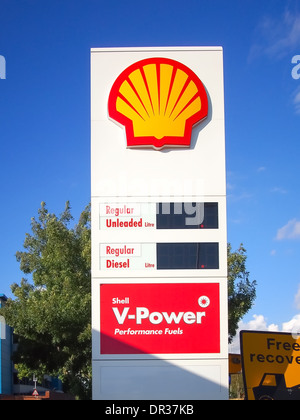 Shell scheda di pubblicità accanto a una stazione di benzina con il prezzo segni disattivata. Foto Stock