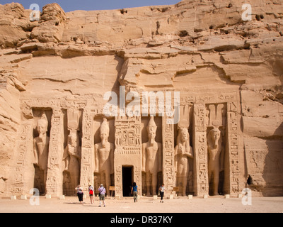 Il piccolo tempio di Abu Simbel con le statue di Ramses II e della regina Nefertari Foto Stock