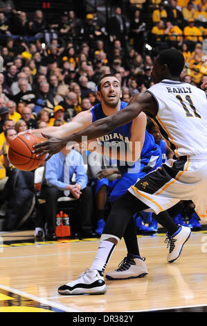 Wichita, Kansas, Stati Uniti d'America. 18 gennaio, 2014. 18 gennaio 2014: stato dell'Indiana sicomori guard Devonte Brown #11 fa un rimbalzo passano al post nel primo semestre con Wichita State Shockers avanti Cleanedhony inizio #11durante il NCAA pallacanestro tra la Indiana membro sicomori e Wichita State Shockers a Charles Koch Arena di Wichita, Kansas. Kendall Shaw/CSM/Alamy Live News Foto Stock